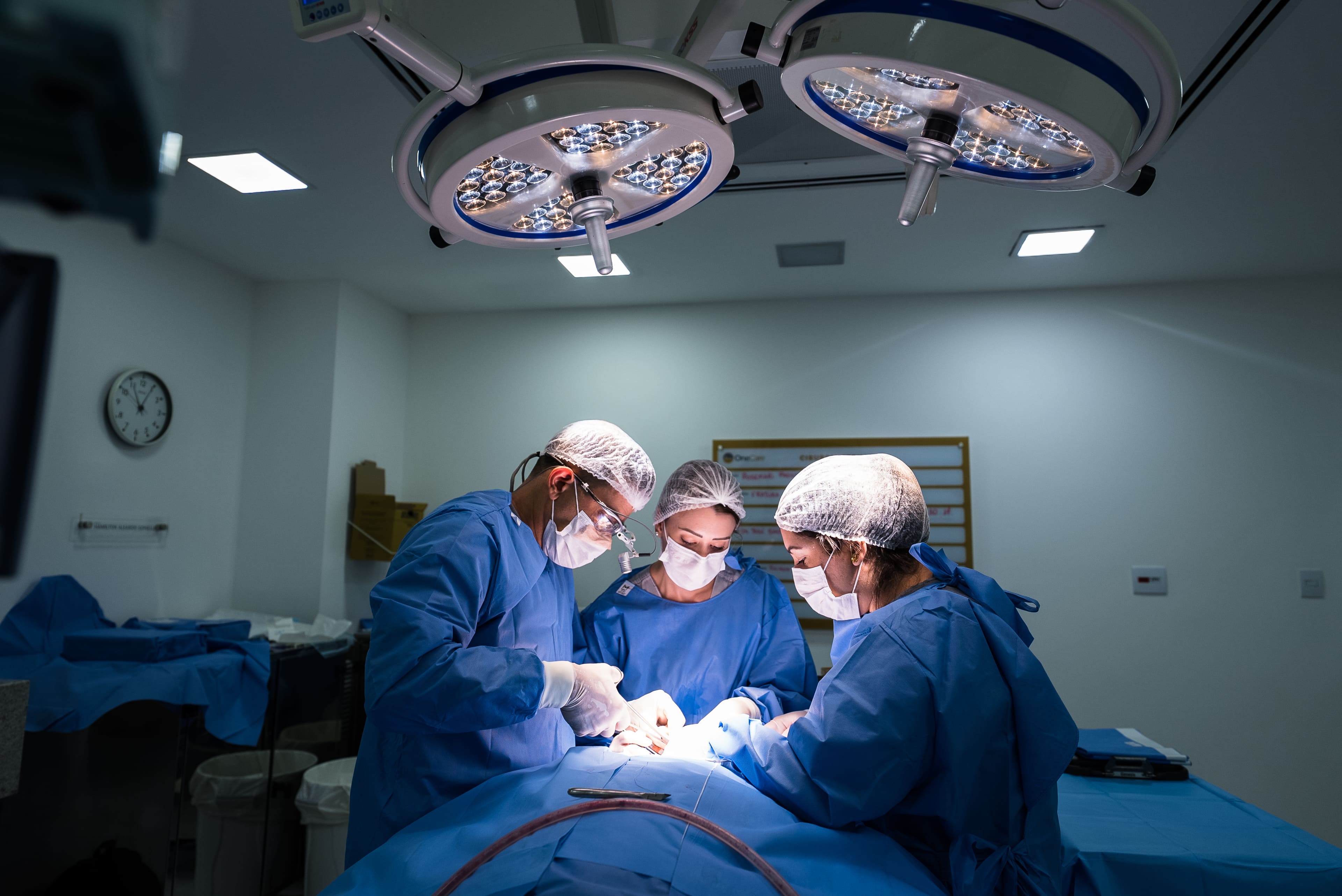 Equipe médica realizando cirurgia